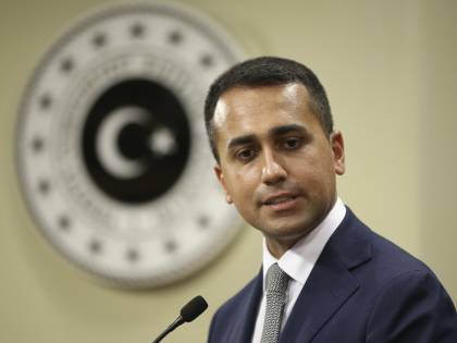 Nel Pd cresce la fronda del "No" al referendum. Di Maio: rispettate i patti