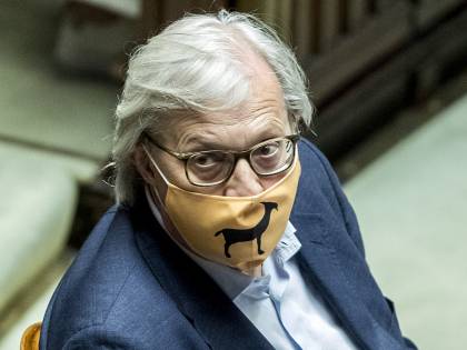 Vittorio Sgarbi a gamba tesa sul governo: "Perché se siamo in emergenza arrivano i migranti?"