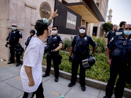 Trump sfida il Black Lives Matter: "Via le statue di Gesù? Non con me"