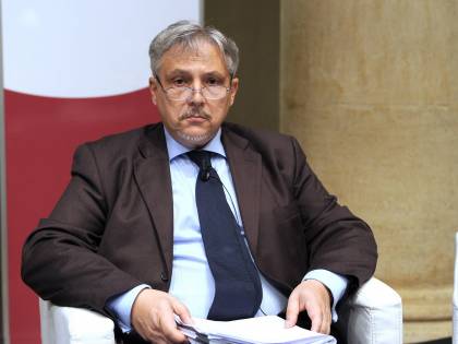 Bollette, giù il gas e luce più cara. Attesi risparmi di 212 euro l'anno