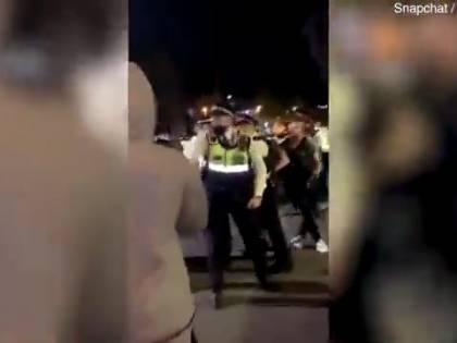 Londra, polizia interviene per bloccare un party abusivo: scoppia la guerriglia urbana