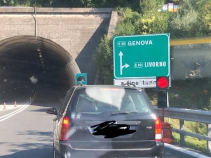 La follia in autostrada: spunta pure un semaforo