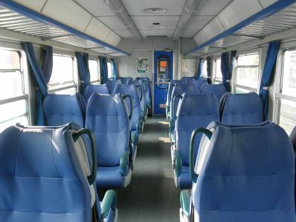 Pugno in faccia mentre dorme: immigrato si scatena sul treno