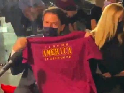 Conte alla prima del Cinema America, in prima fila seduto per terra con la compagna