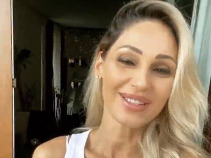 La svolta di Anna Tatangelo: "Tacchi e make-up erano una prigione, ora sono bionda e rappo"