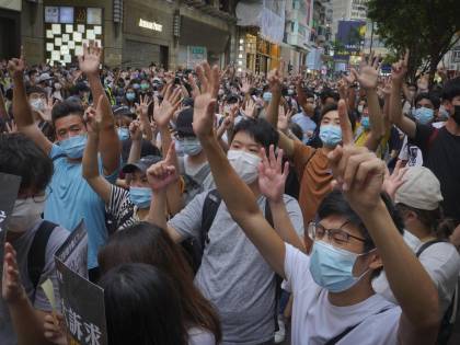La Cina cancella anche i libri sulla democrazia