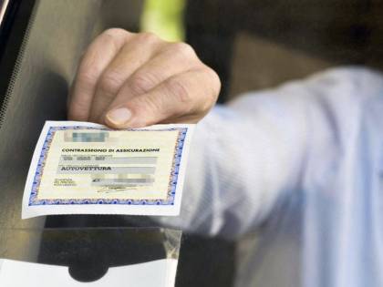 L'auto è ferma? Occhio all'assicurazione: cosa si rischia