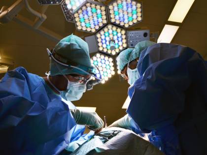 Offese omofobe al paziente. Sospeso un primario a Varese