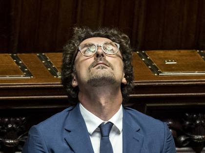 Una lettera inchioda Toninelli. Ma Conte ora è sul patibolo