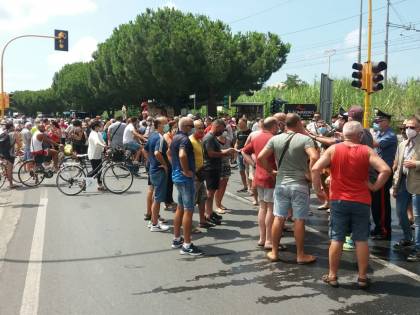 Calabria, proteste per i migranti positivi: scende in campo l'esercito