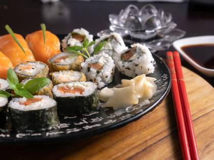 Giappone, ragazza mangia del sushi e si ritrova con un verme di 4 centimetri in gola