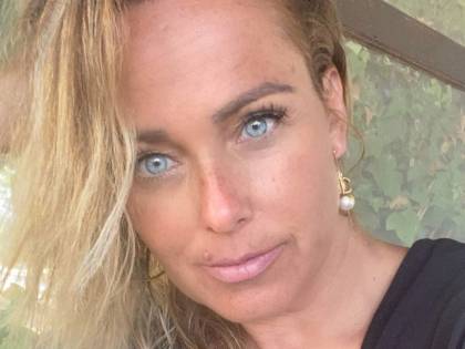 "Come vivi male". Lady Bonolis nella bufera per una ricondivisione