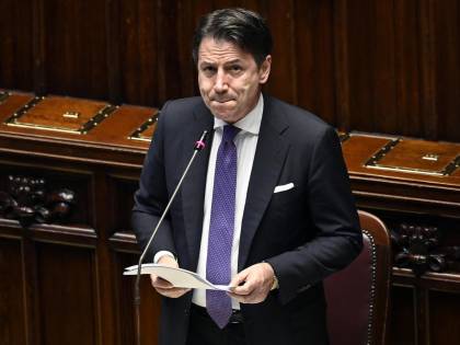 Conte fa il furbo alle Camere. Maggioranza spaccata sul Mes