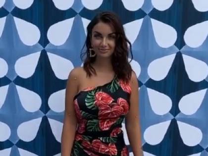 "Vieni via da quell'hotel": il kit benvenuto hot per Elettra Lamborghini fa ingelosire il fidanzato
