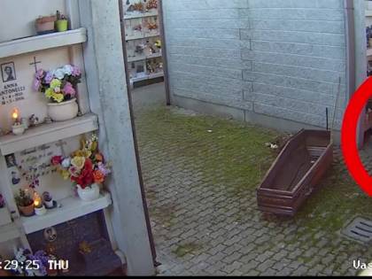 Scoperta choc al cimitero: smembrati i corpi mummificati