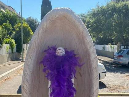 Statuina della Madonna profanata: sindaco di Grosseto la porta in ufficio
