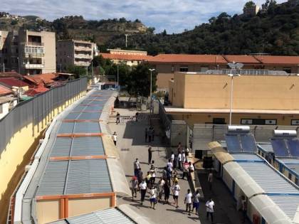 Migranti scappano dall'hotspot E il sindaco De Luca lo chiude: "Abusivo"