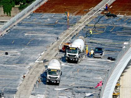 Quei 54 camion carichi usati per il collaudo del nuovo ponte Morandi