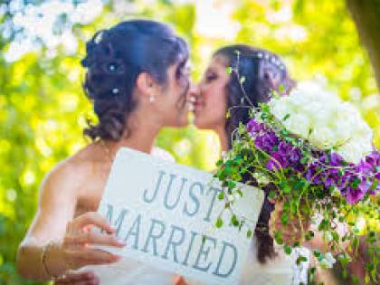 E ora il parroco sposa 2 donne: "Garantiamo i diritti di tutti"
