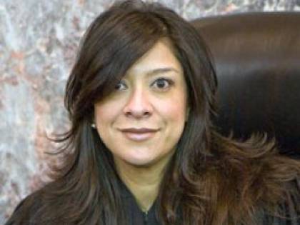 Sicario a casa del giudice: vendetta per la sentenza. Figlio ucciso, marito ferito