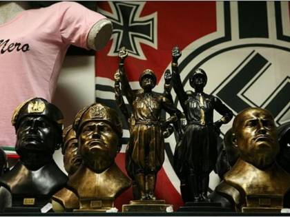 Gadget sul fascismo: a Firenze multe fino a 400 euro. Centrodestra: "Pensate ai venditori abusivi"