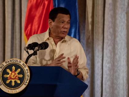 L'ultima di Duterte: "Disinfettate le mascherine con la benzina"