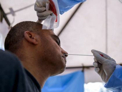 Esplode il coronavirus tra i migranti accolti. L'isola in ginocchio tra lager e navi-lazzaretto