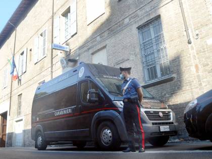 Sigaretta rifiutata, cava gli occhi a un uomo in coda
