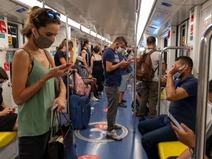 Mascherine, controlli in metrò. Per 13 persone scatta la multa