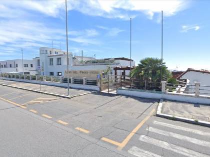 Rom prova a vendere un bimbo ai bagnanti in spiaggia a Ostia