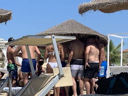 Brindisi e baldoria sotto lo stesso ombrellone. E chi se ne frega del Covid