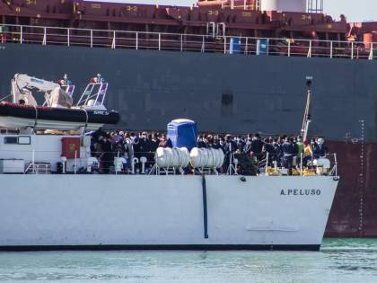 Porti e porte aperte a migranti e Ong, il governo cambia i dl Sicurezza
