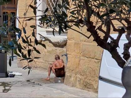 Uomo completamente nudo si lava ad una fontanella in pieno centro a Firenze