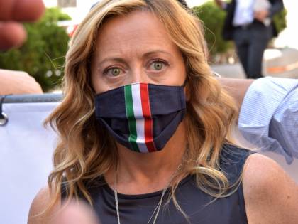 "Te e tu sorella...": gli insulti di Veronesi contro Giorgia Meloni