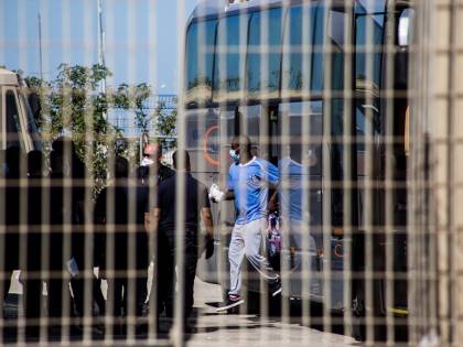 Treviso, rivolta nel focolaio più grande: migranti devastano caserma