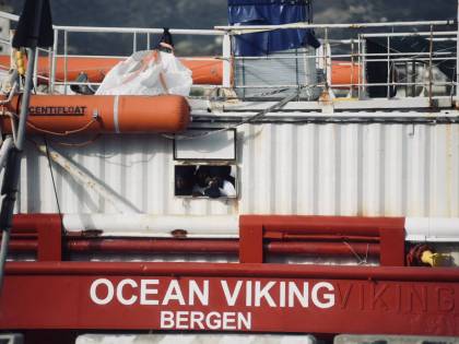 Un focolaio sulla Ocean Viking "46 positivi, sbarco continua"
