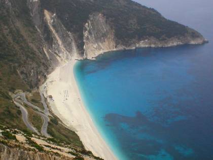 Travolto da frana sulla spiaggia in Grecia: 45enne in fin di vita