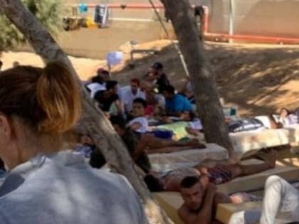 Il virus circola tra i migranti: blitz in elicottero per trasferirli