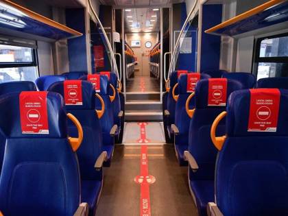Oggi treni di nuovo pieni. Il no degli esperti del Cts. I contagi restano stabili