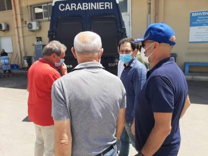 28 migranti via dall'hotspot. Terrore a Ragusa: 9 positivi