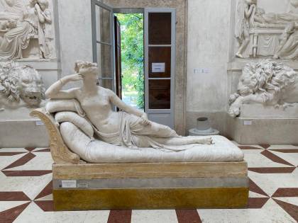 Statua di Canova mutilata per un selfie