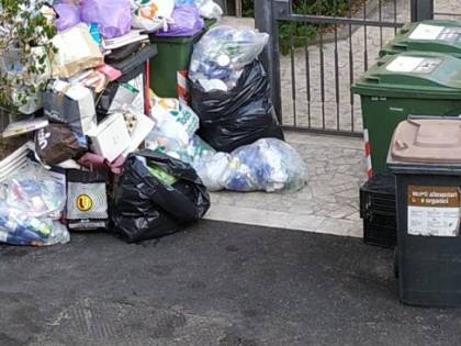 Le palazzine invase dalla spazzatura nel quartiere romano di Cinquina