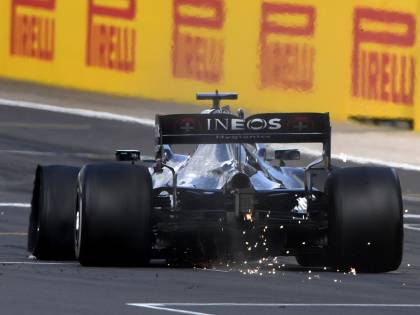 Formula1, Lewis Hamilton vince arrivando su tre ruote a Silverstone