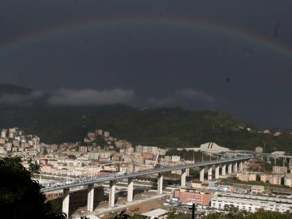 L'arcobaleno abbraccia Genova. È la rivincita di una città operaia
