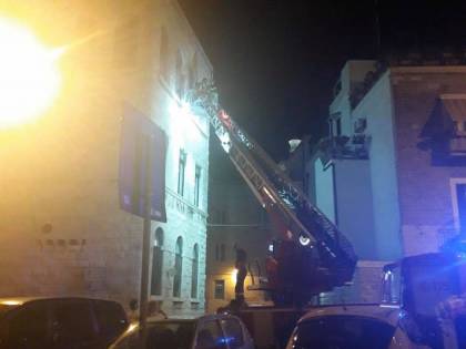 Bari, crolla il solaio di una scuola. Polemiche: "E Azzolina pensa ai banchi?"