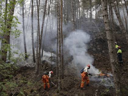 Paura a L'Aquila. Gente in strada per gli incendi arrivati in città