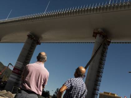 I Benetton non mollano. Code per le foto sul Ponte