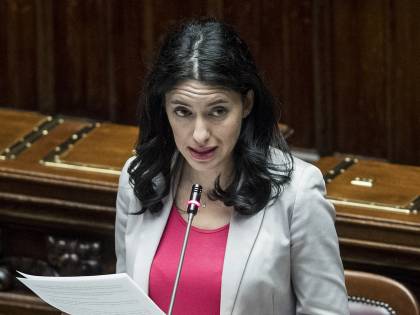 Il pasticcio sulla scuola: "I banchi distanziati? Non è più obbligatorio"