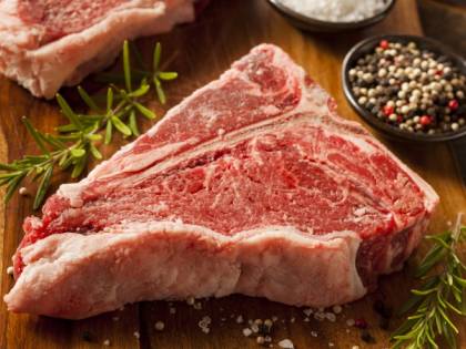 Video choc: pezzo di carne cruda prende vita e inizia a muoversi su un tagliere