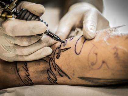 La scure del Tar sui poliziotti. "Fuori chi ha un tatuaggio"